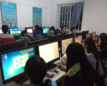 学员认真上机练习一角1.png 学员认真上机练习一角1.png